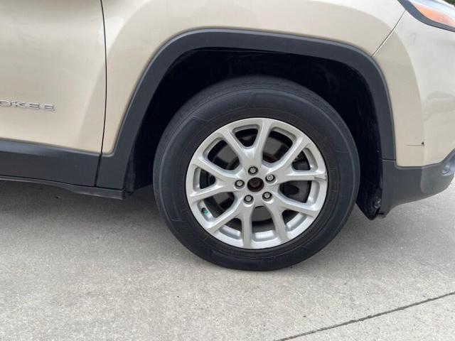 Photo of 2014 Tan Jeep Cherokee
