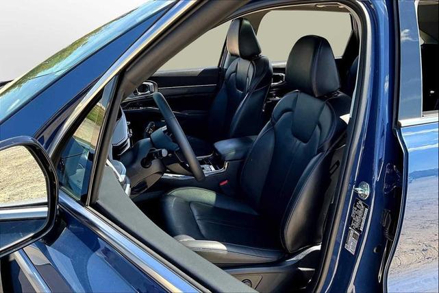 Photo of 2024 Midnight Black Kia Sorento