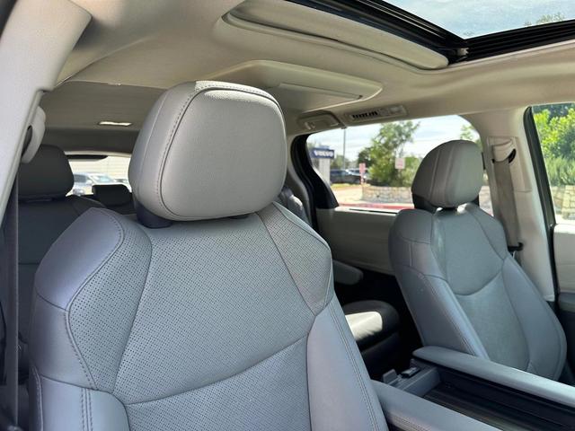 Photo of 2021 Blizzard Pearl Toyota Sienna