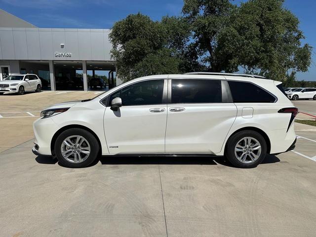 Photo of 2021 Blizzard Pearl Toyota Sienna