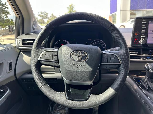 Photo of 2021 Blizzard Pearl Toyota Sienna