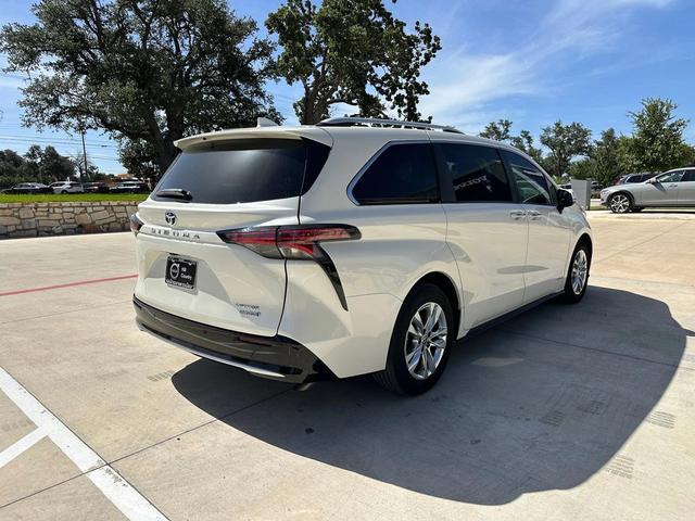 Photo of 2021 Blizzard Pearl Toyota Sienna