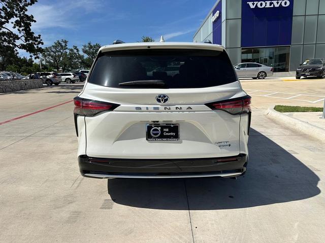 Photo of 2021 Blizzard Pearl Toyota Sienna