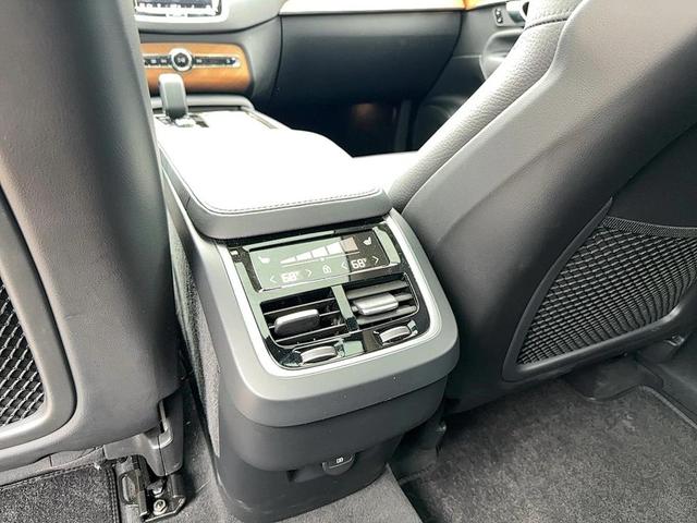 Photo of 2024 Vapour Grey Metallic Volvo XC90