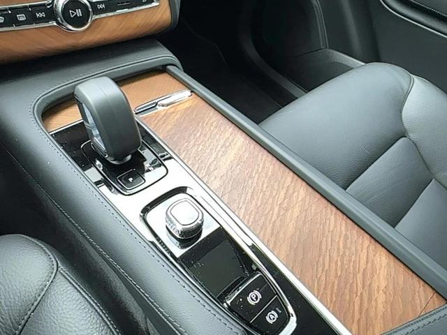 Photo of 2024 Vapour Grey Metallic Volvo XC90
