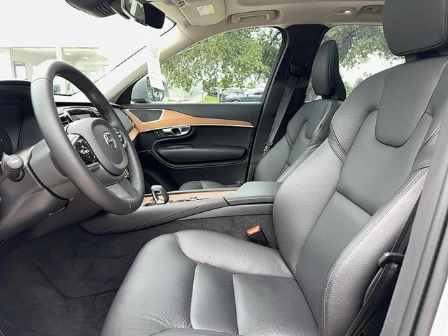 Photo of 2024 Vapour Grey Metallic Volvo XC90