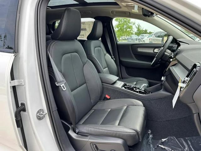 Photo of 2024 Crystal White Volvo XC40