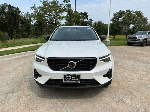 Photo of 2024 Crystal White Volvo XC40