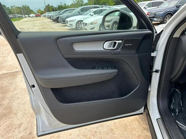 Photo of 2024 Crystal White Volvo XC40