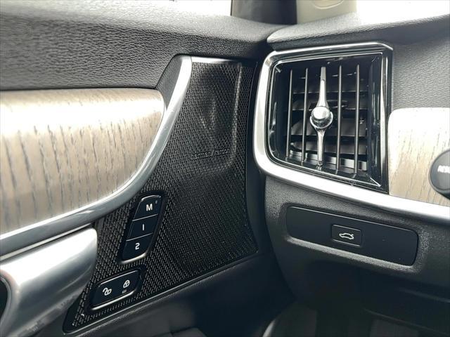 Photo of 2023 Onyx Black Volvo V90 Cross Country