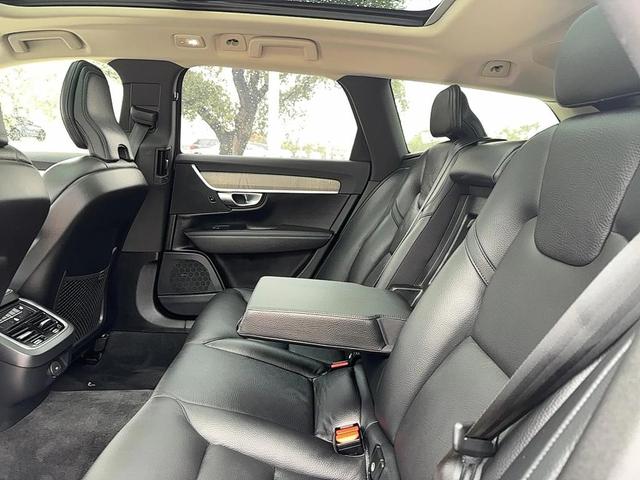 Photo of 2023 Onyx Black Volvo V90 Cross Country