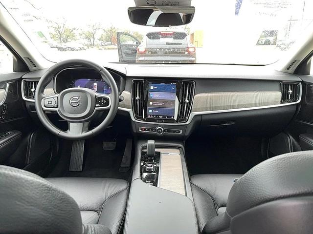 Photo of 2023 Onyx Black Volvo V90 Cross Country