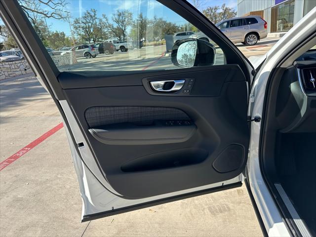 Photo of 2025 Crystal White Volvo XC60