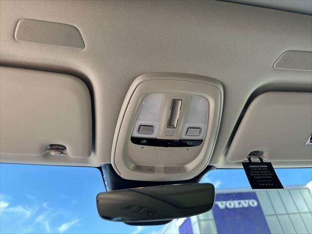 Photo of 2025 Crystal White Volvo XC60
