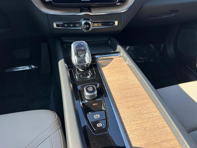 Photo of 2026 Crystal White Volvo XC60