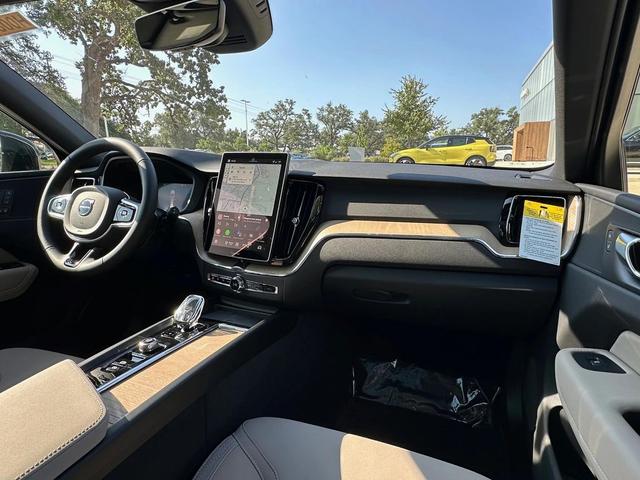 Photo of 2026 Crystal White Volvo XC60