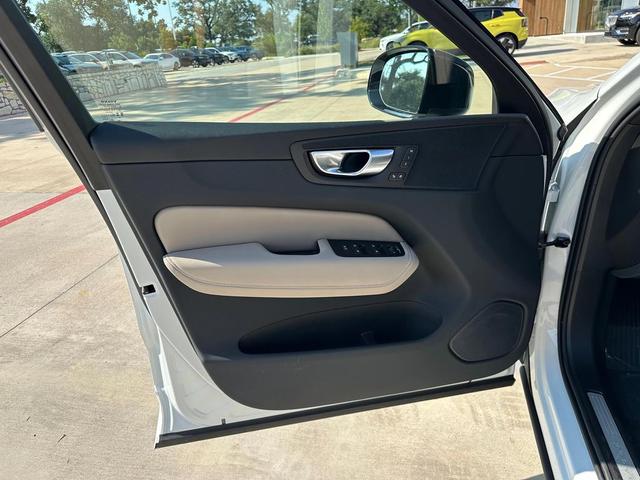 Photo of 2026 Crystal White Volvo XC60
