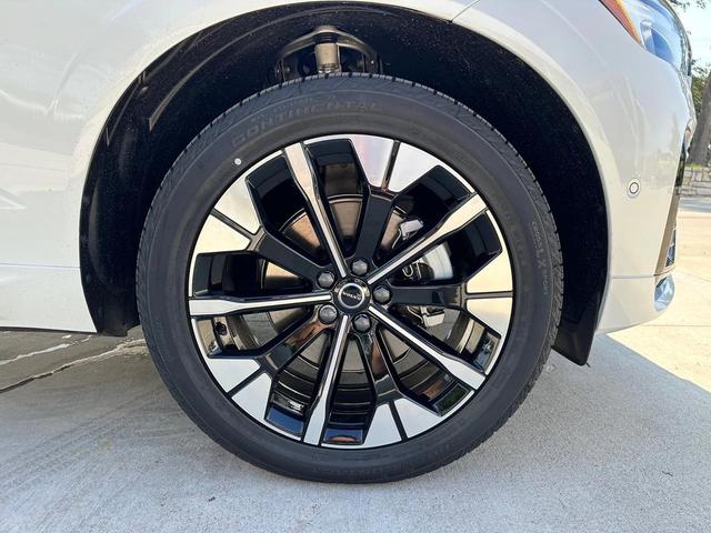 Photo of 2026 Crystal White Volvo XC60