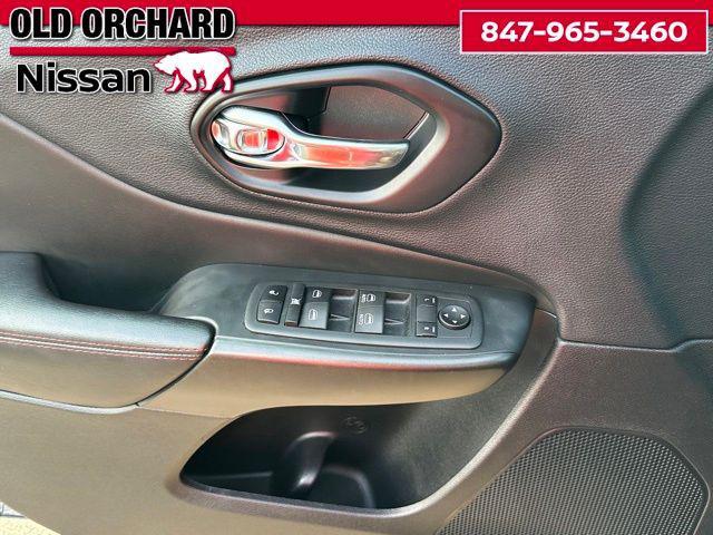 Photo of 2022 Diamond Black Crystal Pearlcoat Jeep Cherokee