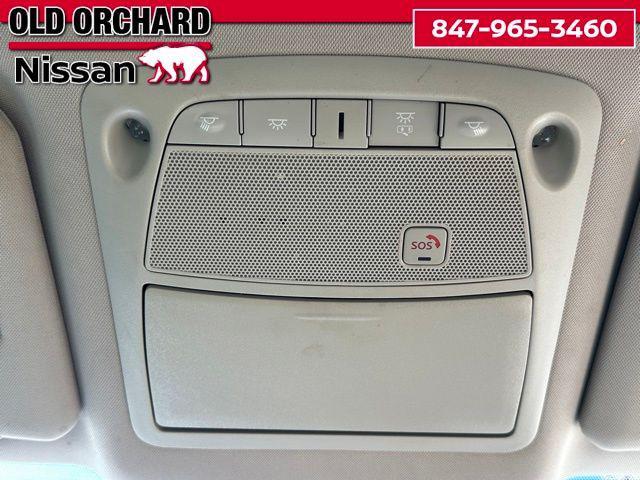 Photo of 2016 Pearl White Nissan Rogue
