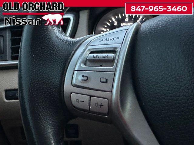 Photo of 2016 Pearl White Nissan Rogue