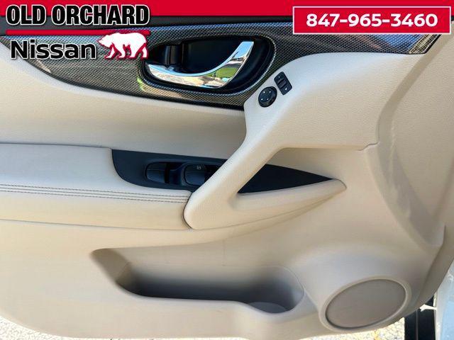 Photo of 2016 Pearl White Nissan Rogue