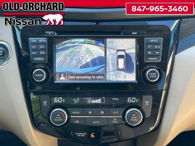 Photo of 2016 Pearl White Nissan Rogue