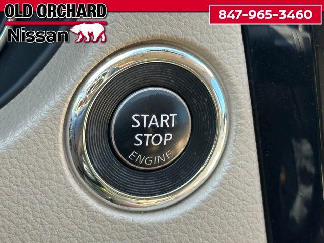 Photo of 2016 Pearl White Nissan Rogue