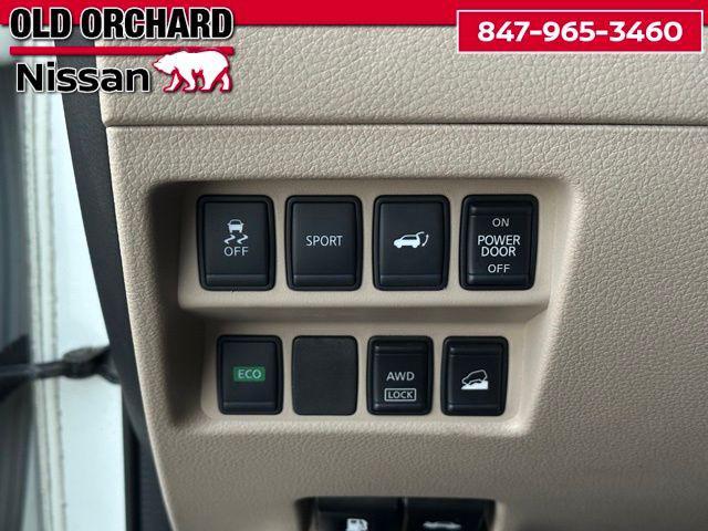 Photo of 2016 Pearl White Nissan Rogue