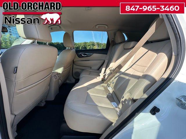 Photo of 2016 Pearl White Nissan Rogue