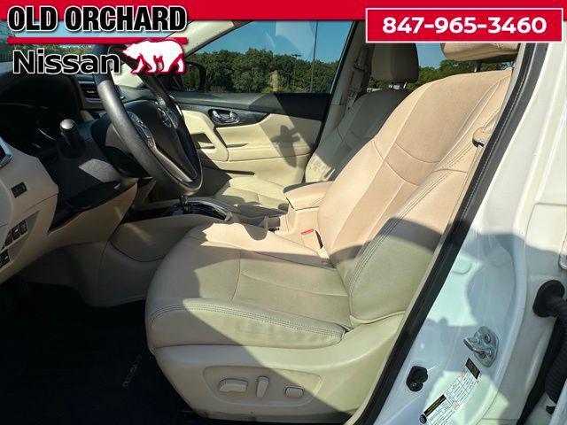 Photo of 2016 Pearl White Nissan Rogue