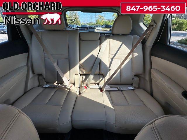 Photo of 2016 Pearl White Nissan Rogue