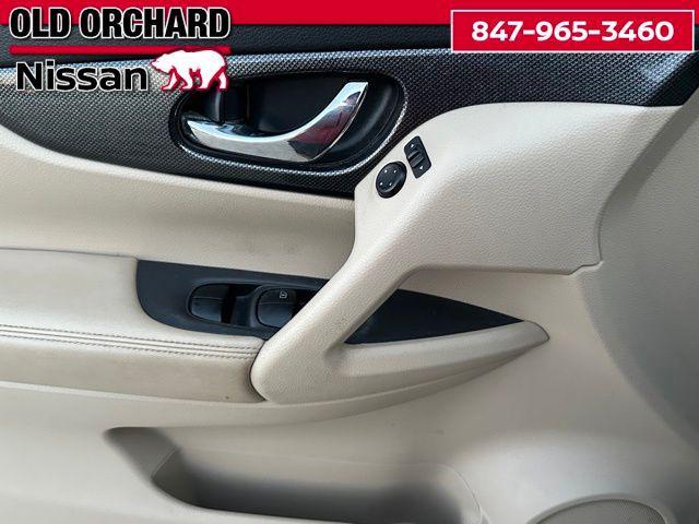 Photo of 2016 Pearl White Nissan Rogue