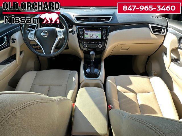 Photo of 2016 Pearl White Nissan Rogue