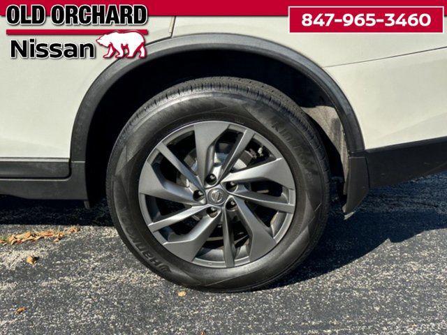 Photo of 2016 Pearl White Nissan Rogue