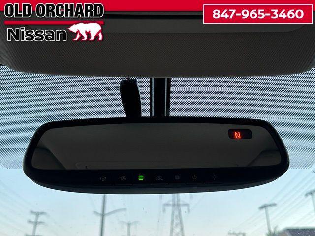 Photo of 2016 Pearl White Nissan Rogue
