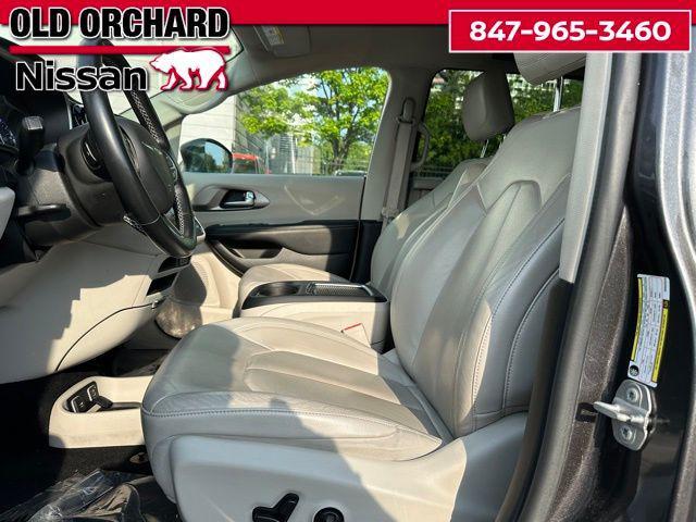 Photo of 2021 Granite Crystal Metallic Clearcoat Chrysler Pacifica