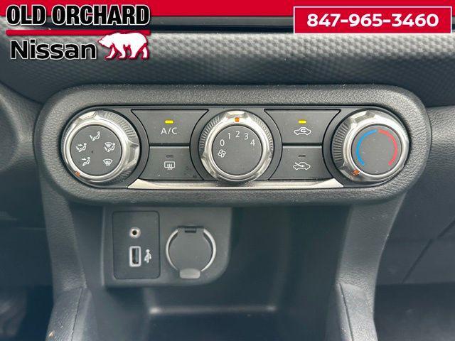 Photo of 2024 Super Black Nissan Kicks