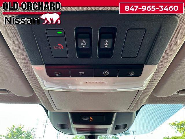 Photo of 2023 Pearl White Tricoat/Super Black Nissan Rogue