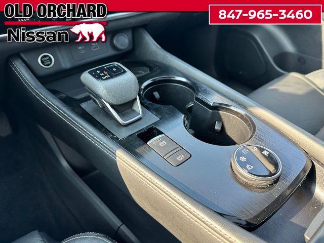 Photo of 2023 Pearl White Tricoat/Super Black Nissan Rogue