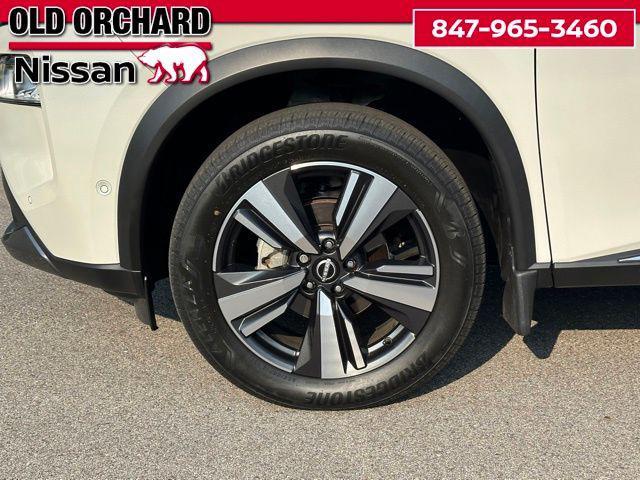 Photo of 2023 Pearl White Tricoat/Super Black Nissan Rogue