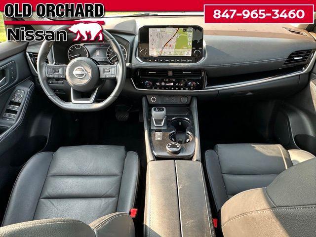 Photo of 2023 Pearl White Tricoat/Super Black Nissan Rogue