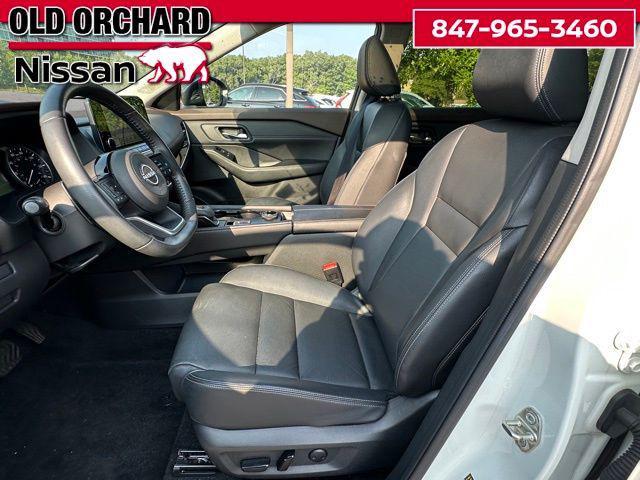 Photo of 2023 Pearl White Tricoat/Super Black Nissan Rogue