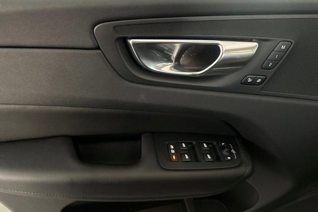 Photo of 2025 Onyx Black Volvo XC60