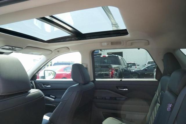 Photo of 2025 Everest White P Nissan Pathfinder