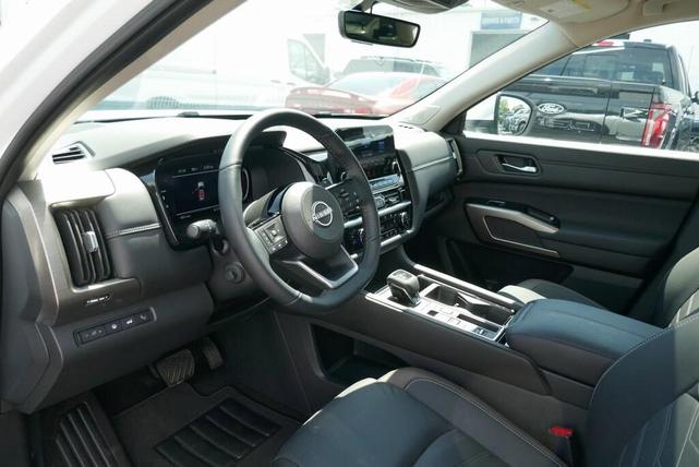 Photo of 2025 Everest White P Nissan Pathfinder