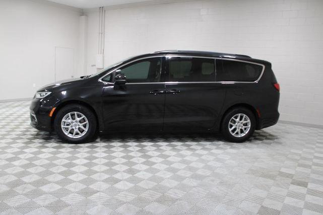 Photo of 2022 Brilliant Black Crystal Pearlcoat Chrysler Pacifica
