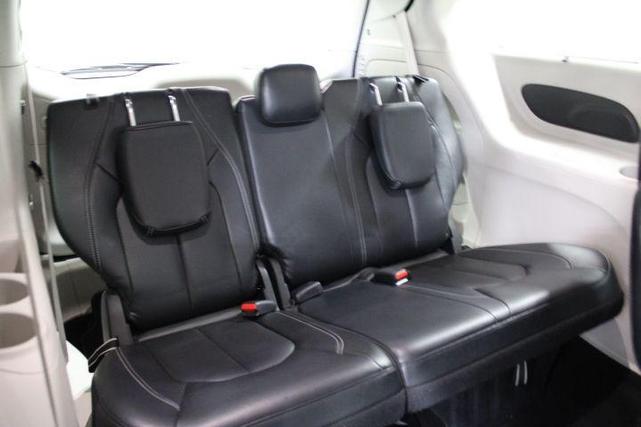 Photo of 2022 Brilliant Black Crystal Pearlcoat Chrysler Pacifica