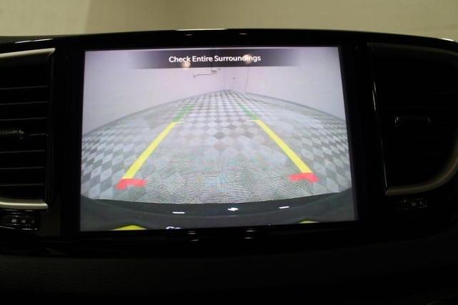 Photo of 2022 Brilliant Black Crystal Pearlcoat Chrysler Pacifica