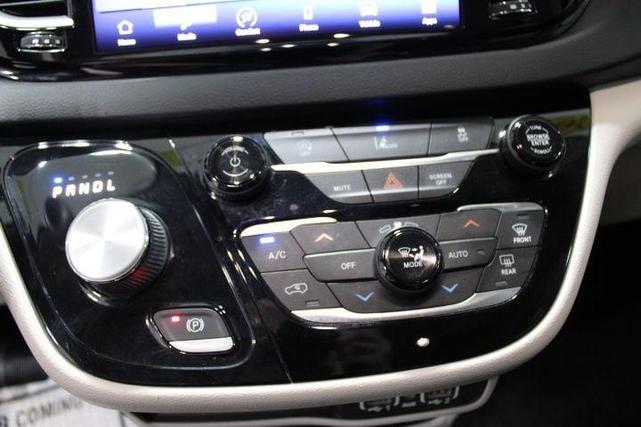 Photo of 2022 Brilliant Black Crystal Pearlcoat Chrysler Pacifica